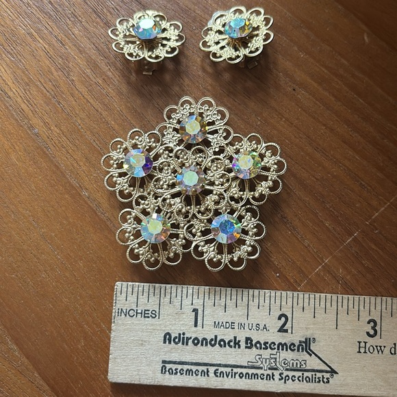 Vintage Aurora Borealis Rhinestone Filligree Brooch and clip Earrings 1950’s set - Picture 4 of 5